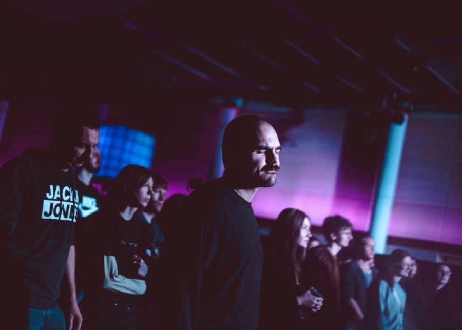 Publikum vor der Bühne bei Maifeld Live